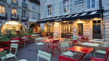 Lunch and dinner served, French cuisine