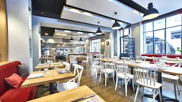 Lunch and dinner served, French cuisine