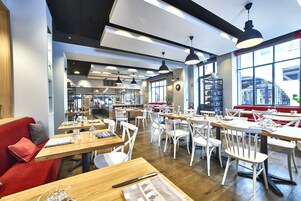 Se sirven almuerzos y cenas, cocina francesa