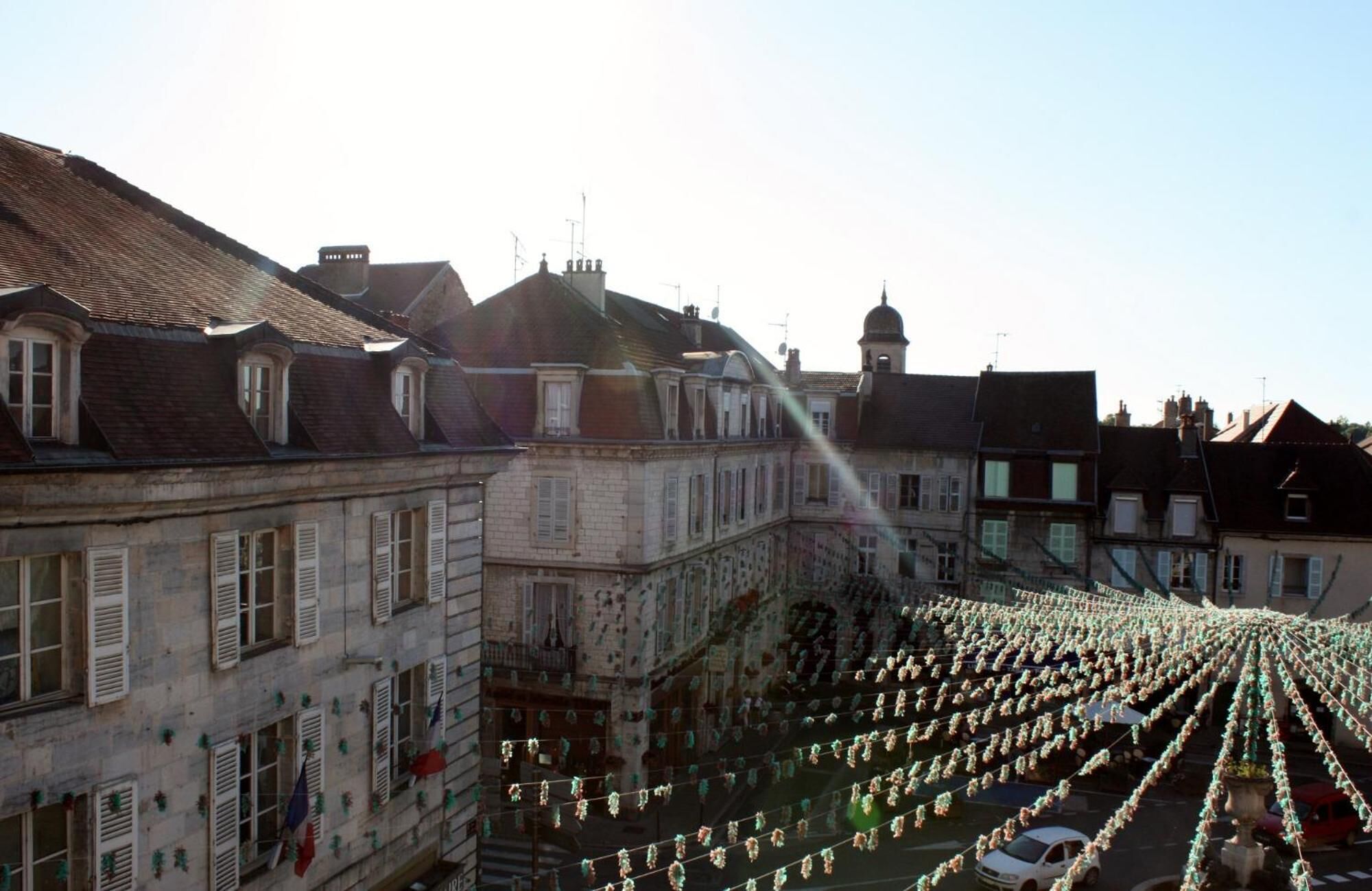 Un bâtiment historique doté d’une cour intérieure, entouré d’autres constructions.