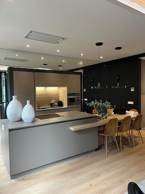 Kylskåp, mikrovågsugn, ugn och spishäll