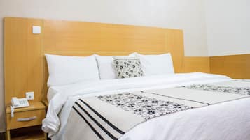 1 kamar tidur, meja kerja, tirai kedap cahaya, dan kedap suara