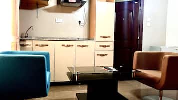 1 bedroom, desk, blackout curtains, soundproofing