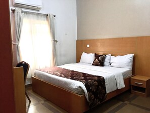 Executive Double Room (2) | Skrivebord, blendingsgardiner, lydisolert og strykejern/-brett