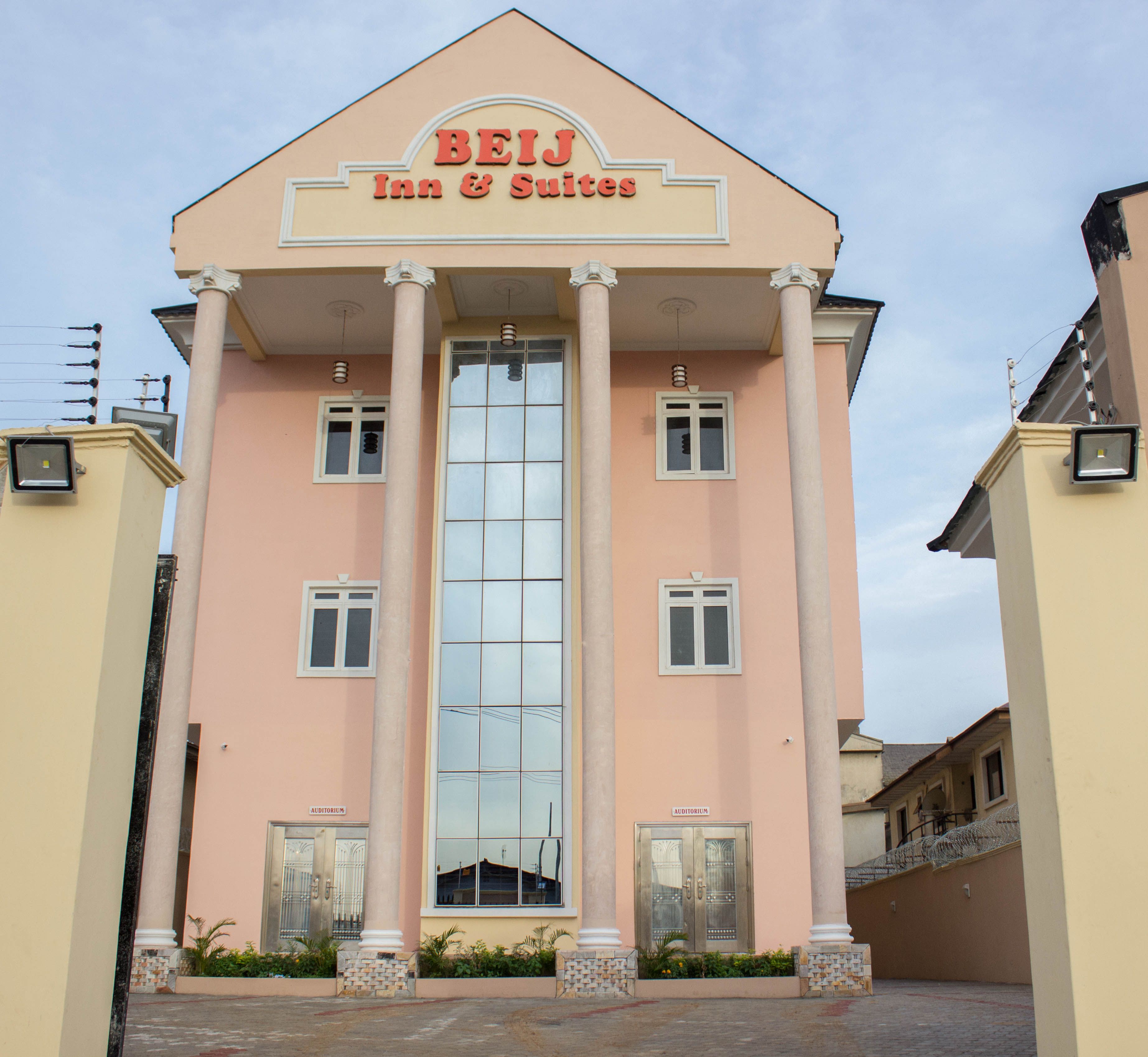 Un edificio con un letrero que dice "BEIJ Inn & Suites".