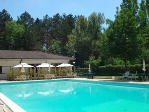 Outdoor pool, pool umbrellas, pool loungers - Camping Rio Verde (Costacciaro)