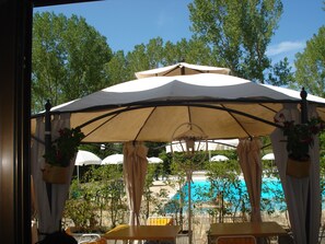Outdoor pool, pool umbrellas, pool loungers - Camping Rio Verde (Costacciaro)