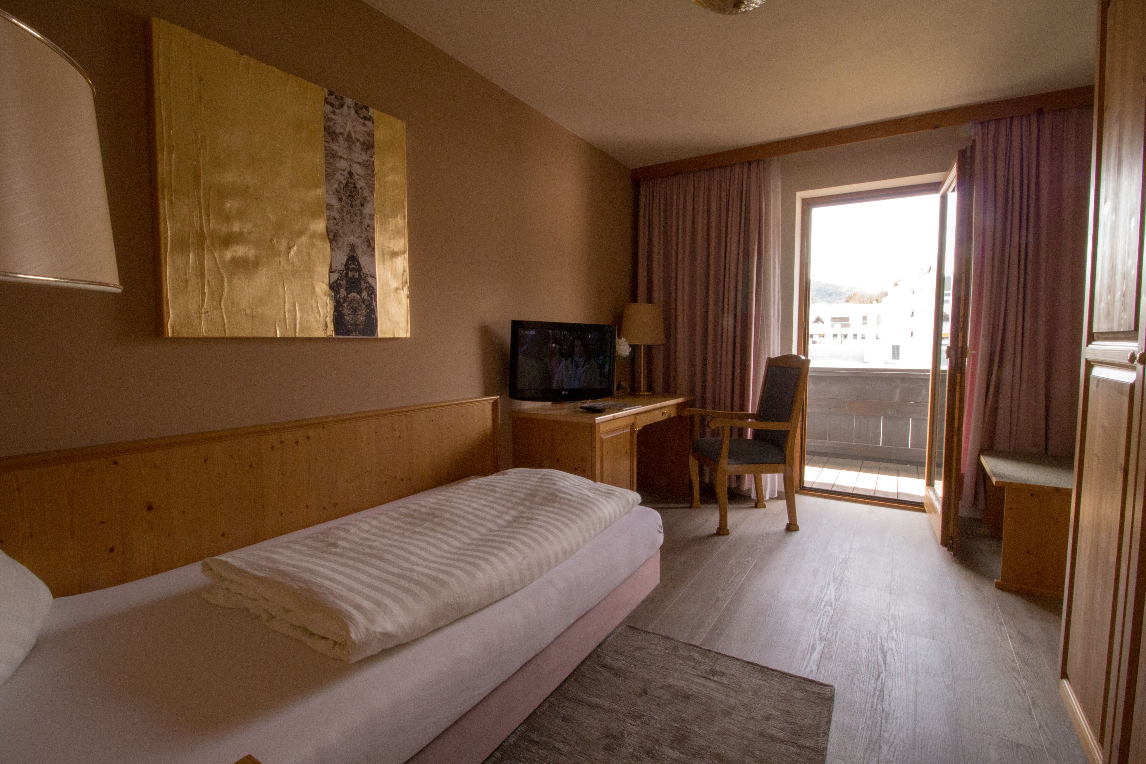 single room | in-room safe, desk, blackout curtains, soundproofing