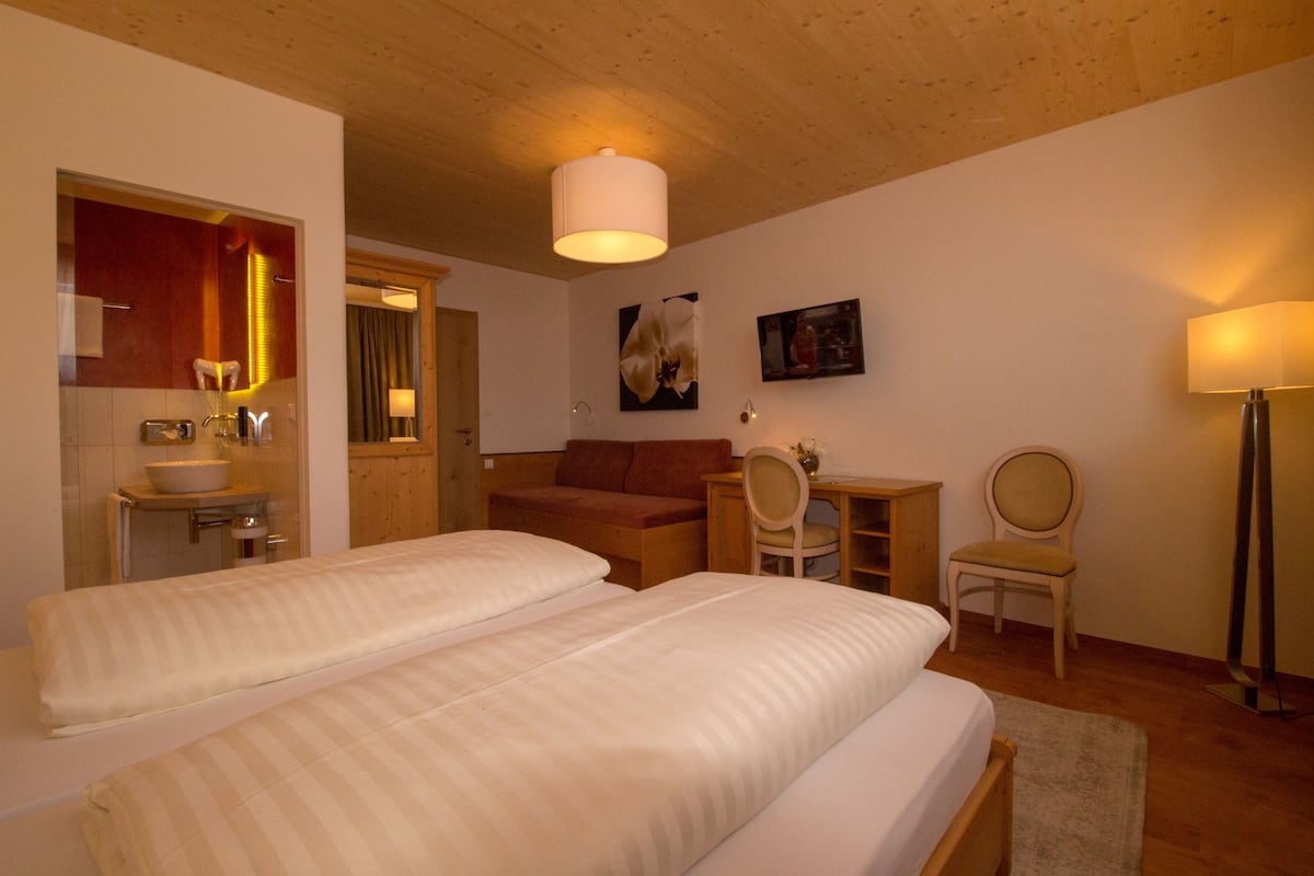 Superior Triple Room | In-room safe, desk, blackout drapes, soundproofing
