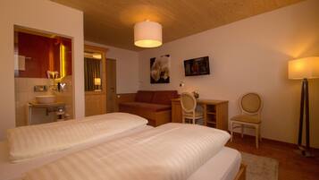 Superior Triple Room | In-room safe, desk, blackout curtains, soundproofing