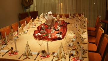 Breakfast, lunch, dinner served; local and international cuisine