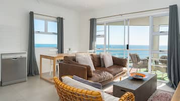 Comfort Apartment, 2 Bedrooms, Balcony, Sea View | Living area
