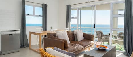 Appartamento Comfort, 2 camere da letto, balcone, vista mare | Area soggiorno | TV a schermo piatto 32 pollici con canali satellitari, TV