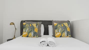 Comfort-Apartment, 2 Schlafzimmer, Balkon, Meerblick | 2 Schlafzimmer, Schreibtisch, Verdunkelungsvorhänge