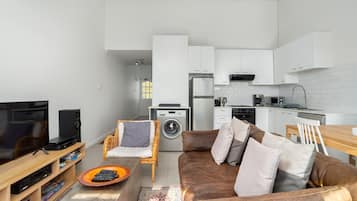 Comfort-Apartment, 2 Schlafzimmer, Balkon, Meerblick | Wohnbereich | 32-Zoll-Flachbildfernseher mit Satellitenempfang, Fernseher