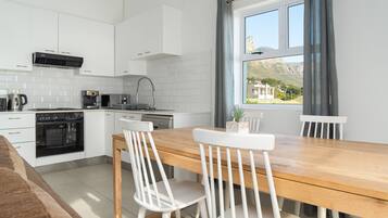 Comfort-Apartment, 2 Schlafzimmer, Balkon, Meerblick | Eigene Küche | Großer Kühlschrank, Mikrowelle, Ofen, Herdplatte