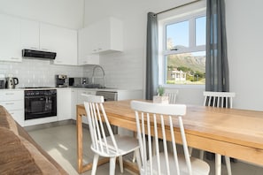 Departamento Confort, 2 habitaciones, balcón, vista al mar | Cocina privada | Refrigerador con congelador, microondas, horno y parrilla de estufa 