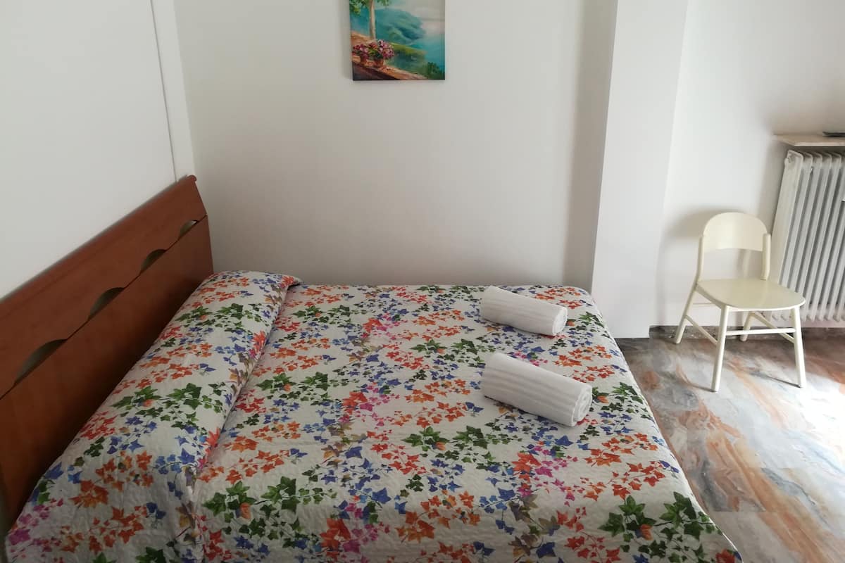 Standaard driepersoonskamer, gedeelde badkamer | Luxe beddengoed, een bureau, gratis wifi, beddengoed