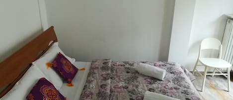 Seprai premium, meja kerja, Wi-Fi gratis, dan seprai linen