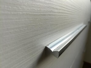 高級寝具、デスク、WiFi (無料)、ベッドシーツ