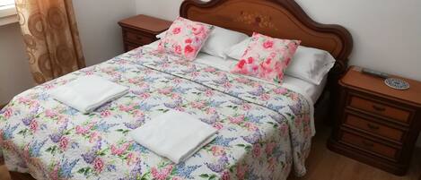 Habitación estándar con 1 cama matrimonial o 2 individuales, baño compartido | Ropa de cama de alta calidad, escritorio, wifi gratis y ropa de cama