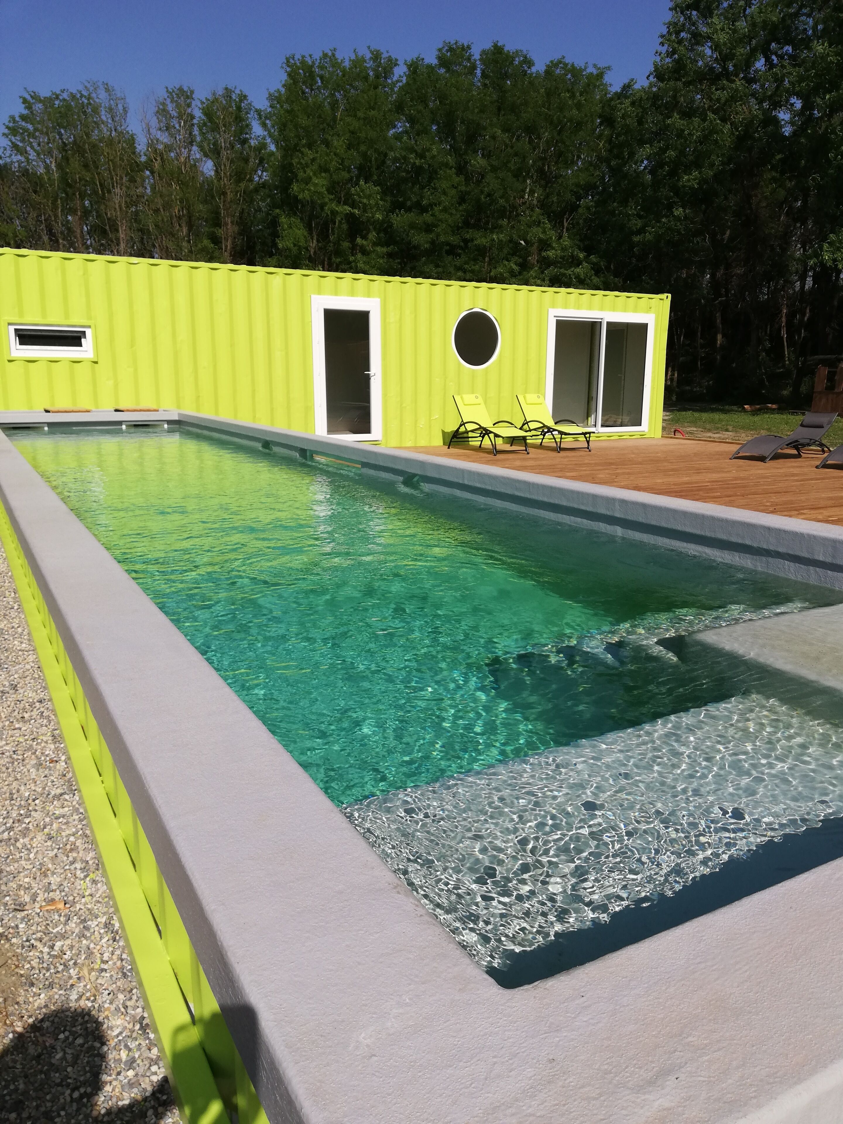 สระว่ายน้ำกลางแจ้งเปิดตามฤดูกาล, ร่มริมสระว่ายน้ำ, เก้าอี้อาบแดดริมสระ