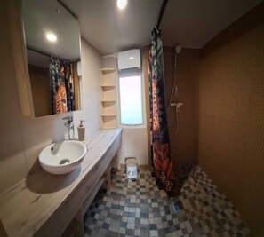 M-HOME "VER DE TERRE" | Baño | Regadera y toallas 