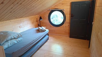 CABANE HAUT PERCHEE | 3 bedrooms, individually decorated, individually furnished, bed sheets