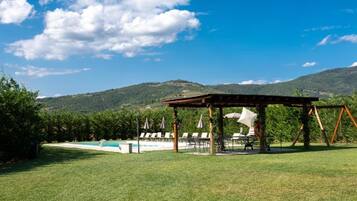 Piscina stagionale all'aperto, ombrelloni da piscina, lettini
