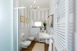 Lejlighed - 2 soveværelser (L'Ovile) | Badeværelse | Bruser, brusehoved med spredningseffekt, gratis toiletartikler