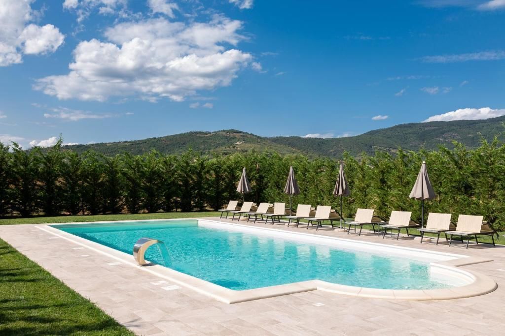 Piscina stagionale all'aperto, ombrelloni da piscina, lettini