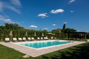 Sæsonbestemt udendørs pool, parasoller, liggestole