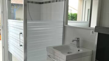 Comfort Room | Private kitchen | Fridge, microwave, coffee/tea maker, electric kettle