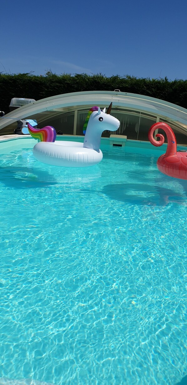 Indoor pool, seasonal outdoor pool, pool loungers - Gîte le Pavachon (Les Epesses)