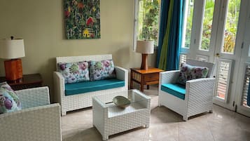 Comfort Studio, 1 Queen Bed, Accessible, Non Smoking (212) | Living area