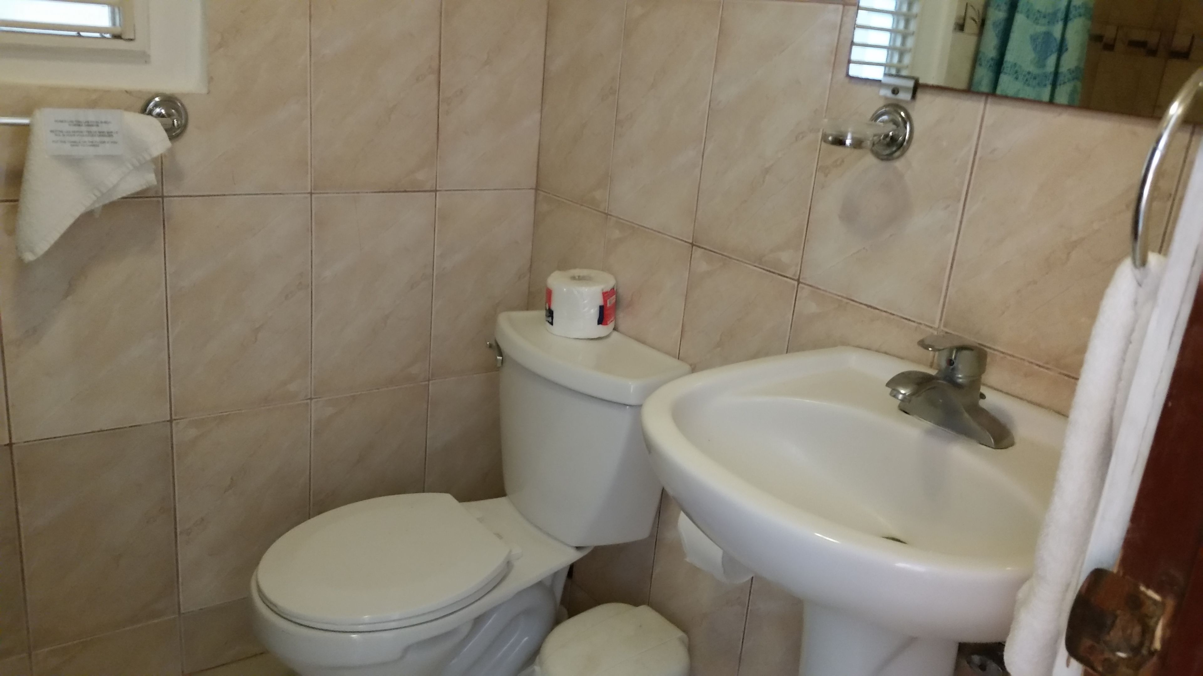 comfort studio, multiple beds, non smoking (412) | bathroom | shower, towels