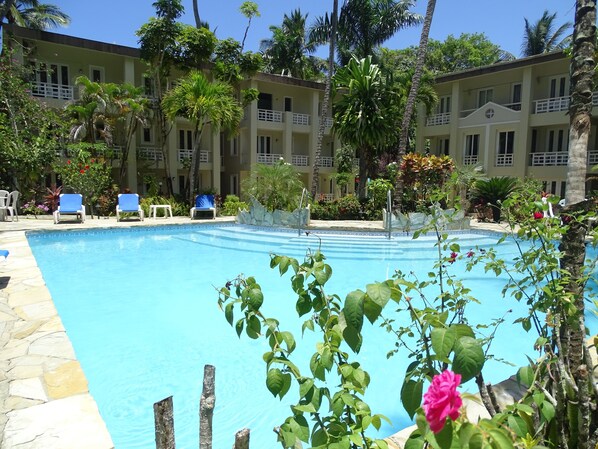 Outdoor pool, open 8 AM to 10 PM, pool loungers