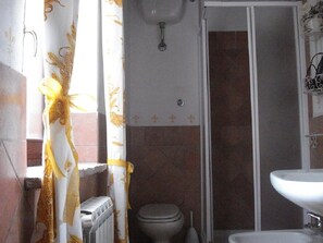 Camera doppia | Bagno | Doccia, soffione a pioggia, bidet