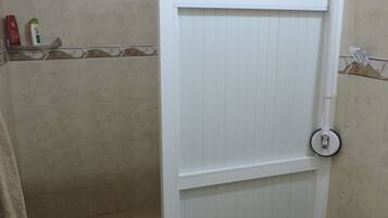 Traditional House, 3 Bedrooms | Pancuran Bilik Mandi