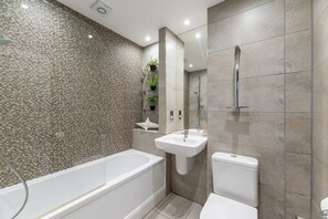 Combined shower/bathtub, hair dryer, towels - 3 Feversham House · Spacious 1-Bed Apartment in the Heart of York- Pass the Keys (York)