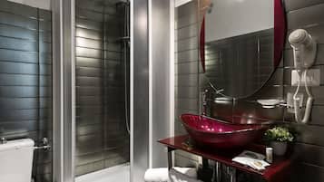 Douche, sĂšche-cheveux, bidet, serviettes fournies