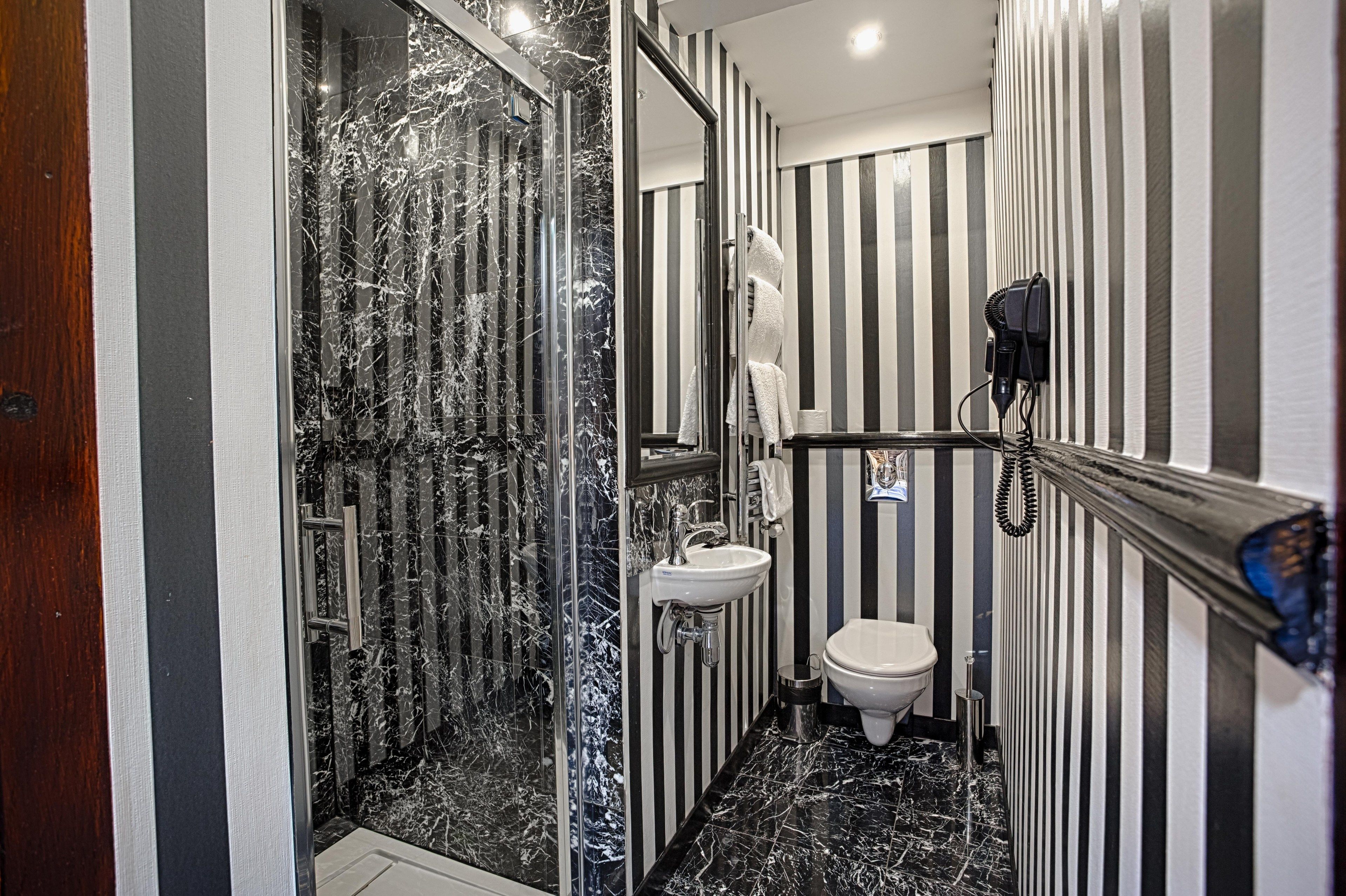 Magdalena von Waldersee Suite (open bathroom) | Badeværelse | Gratis toiletartikler, hårtørrer, håndklæder