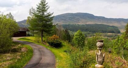 Beautiful 4 star 2 bedroom chalet with stunning loch and mountain views