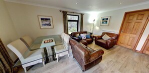 Dining - Beautiful 4 star 2 bedroom chalet with stunning loch and mountain views (Crianlarich)