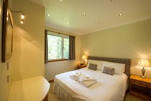 2 bedrooms, WiFi - Beautiful 4 star 2 bedroom chalet with stunning loch and mountain views (Crianlarich)