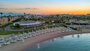 Playa privada, camastros, sombrillas y toallas de playa