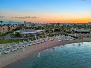 Yksityinen ranta, aurinkotuoleja, aurinkovarjoja, rantapyyhkeitä