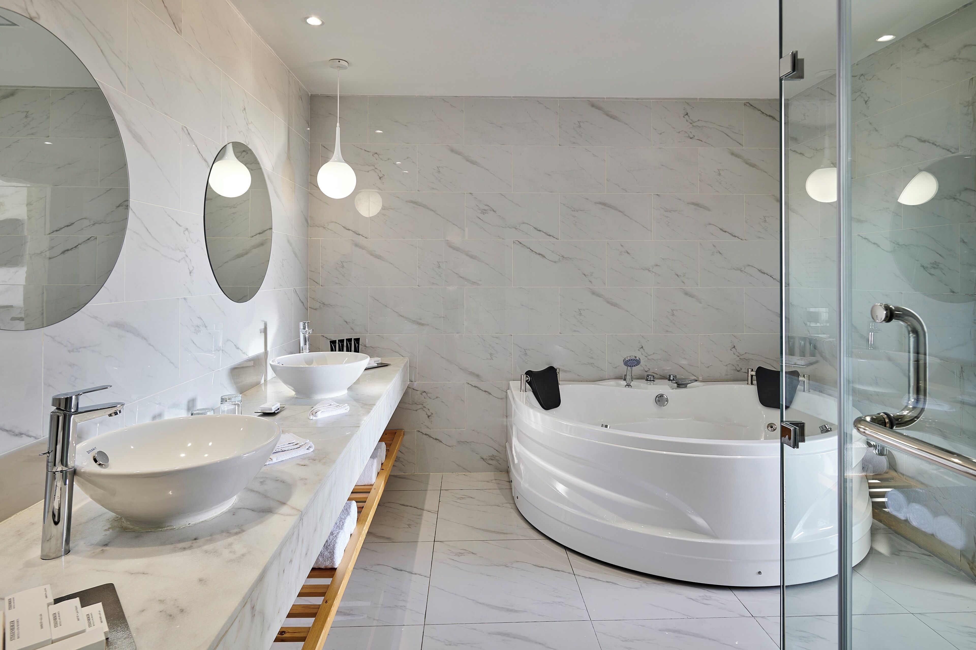 suite (penthouse suite) | bathroom | free toiletries, hair dryer, towels