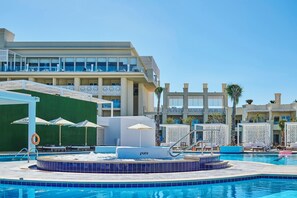2 piscines extérieures, parasols de plage, chaises longues