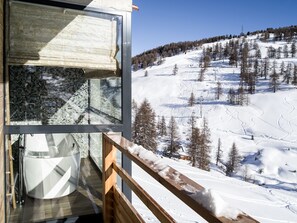 Dobbeltrom – deluxe, 1 kingsize-seng, peis, fjellutsikt | Utsikt fra balkong